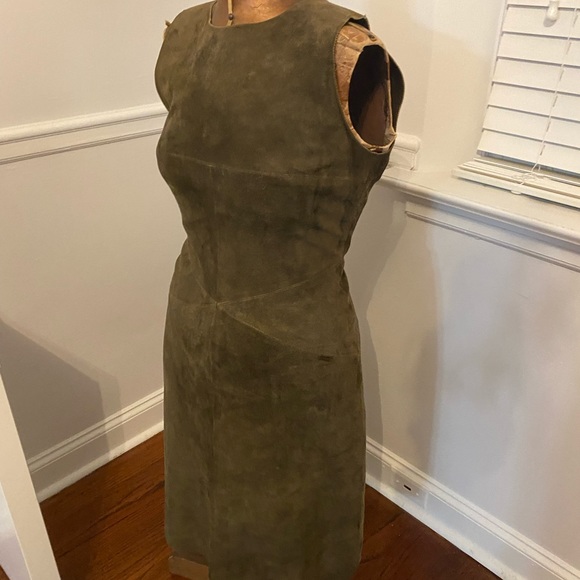 chanel brown dress Vintage Chanel 1995 Light Taupe Sleeveless Zip-Front Dress with Collar –  Cafe Society Archive